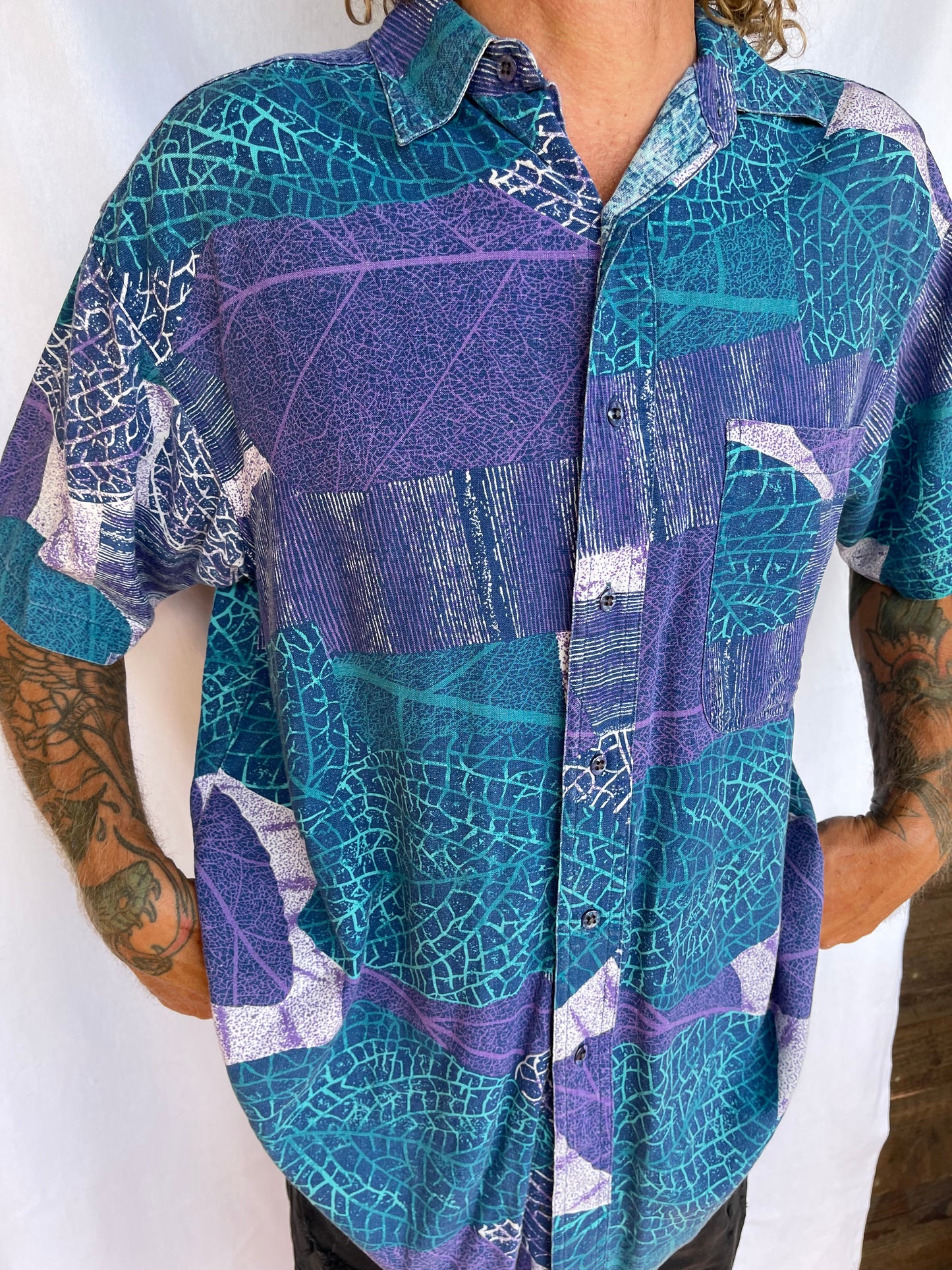 VINTAGE 90s PURPLE BLUE ABSTRACT BUTTON UP