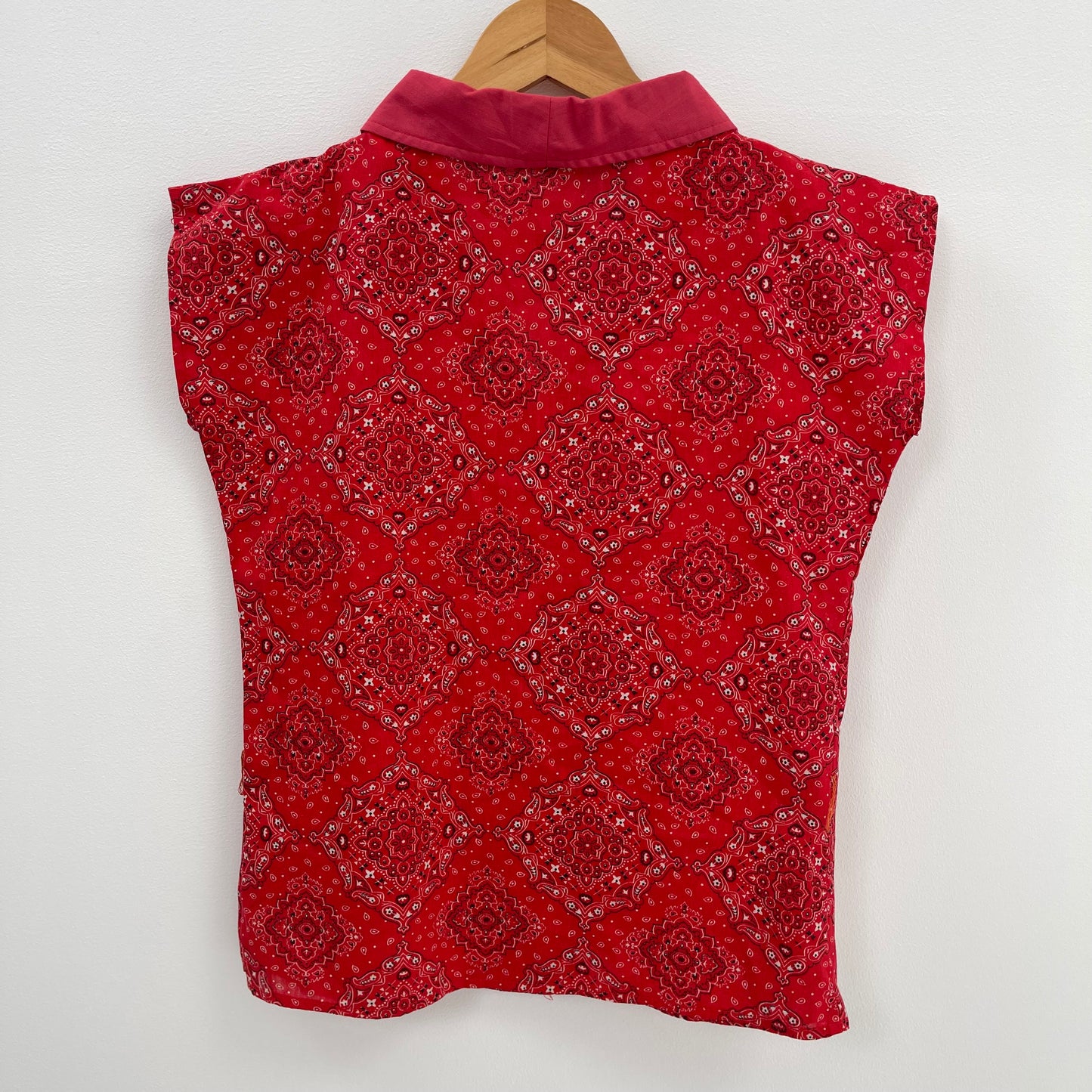 VINTAGE 1950s PAISLEY PRINT RED BLOUSE TOP
