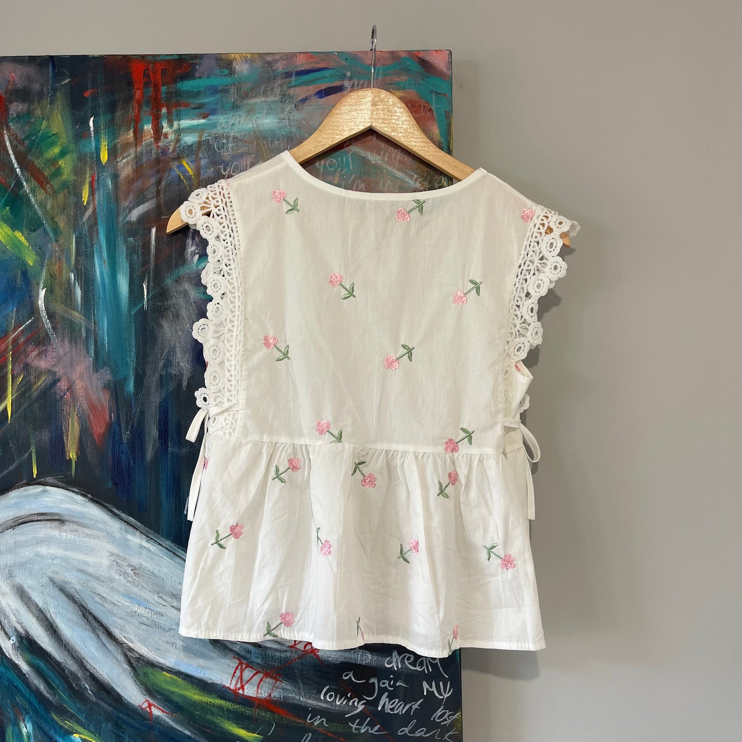 VINTAGE Y2K FLORAL EMBROIDERED WHITE PEPLEM TOP