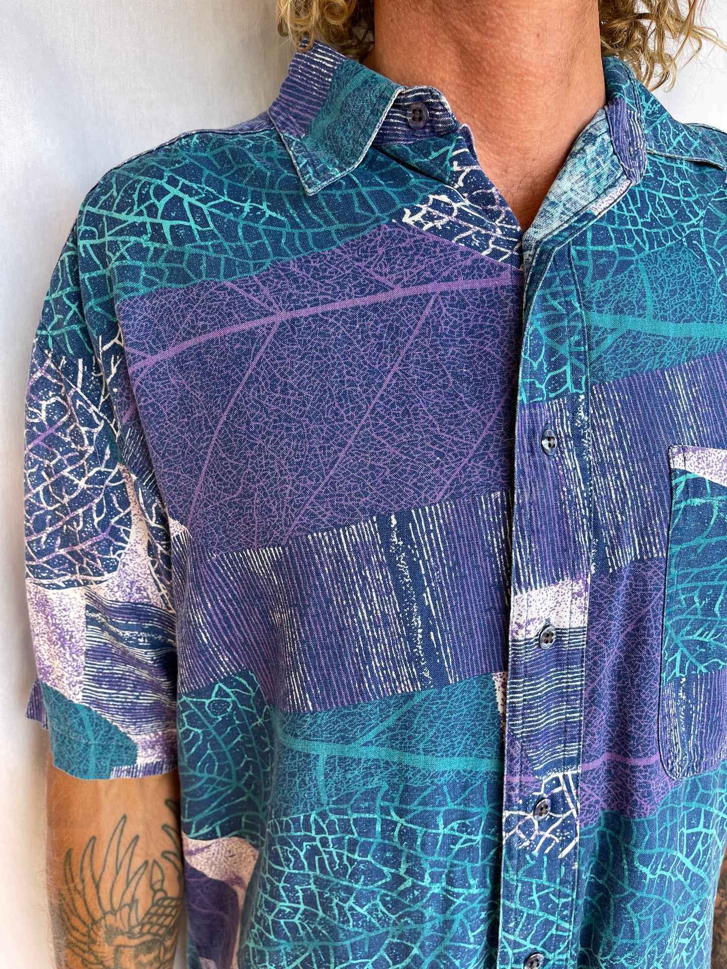 VINTAGE 90s PURPLE BLUE ABSTRACT BUTTON UP