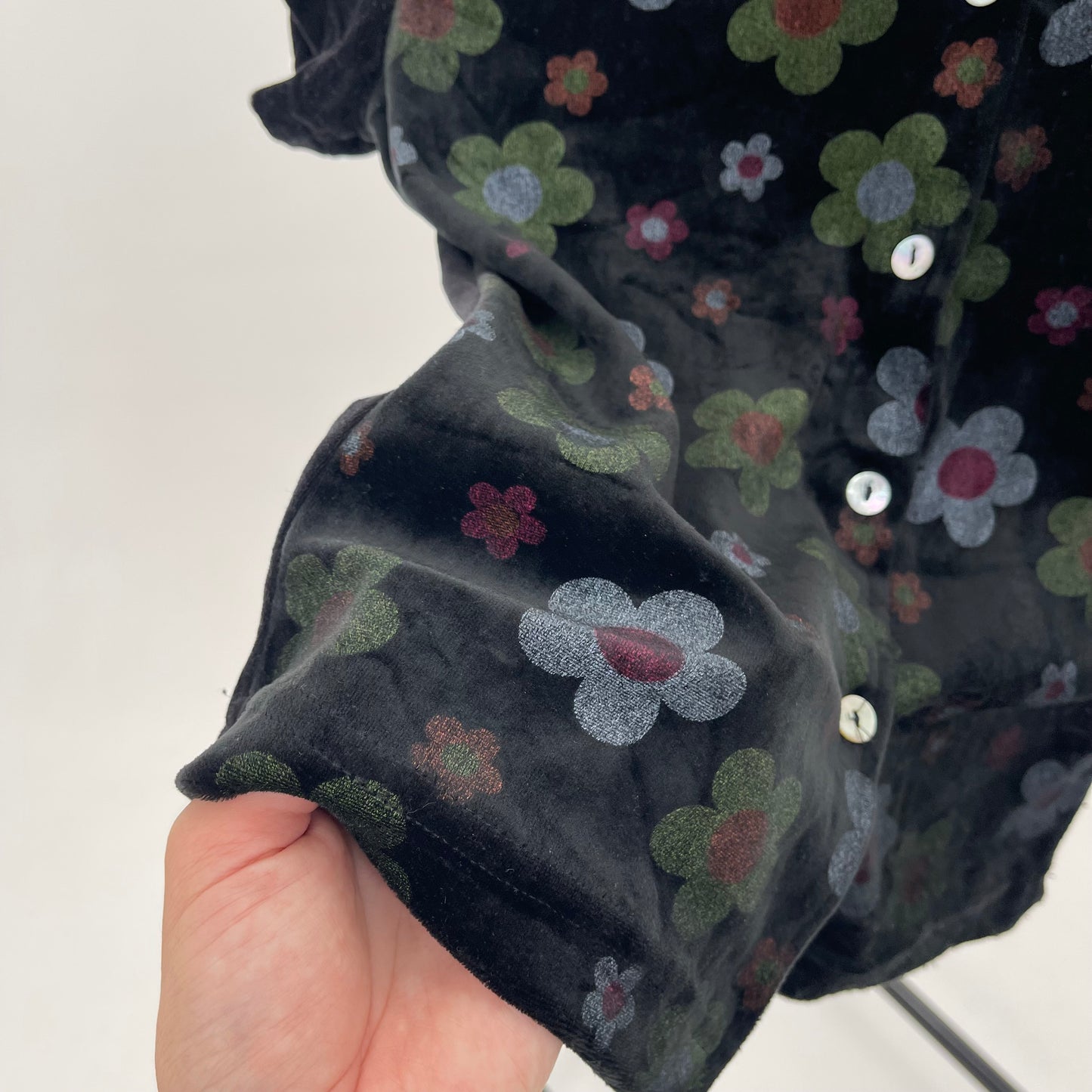 VINTAGE LATE 60s MOD BLACK FLOWER VELOUR BUTTON TANK