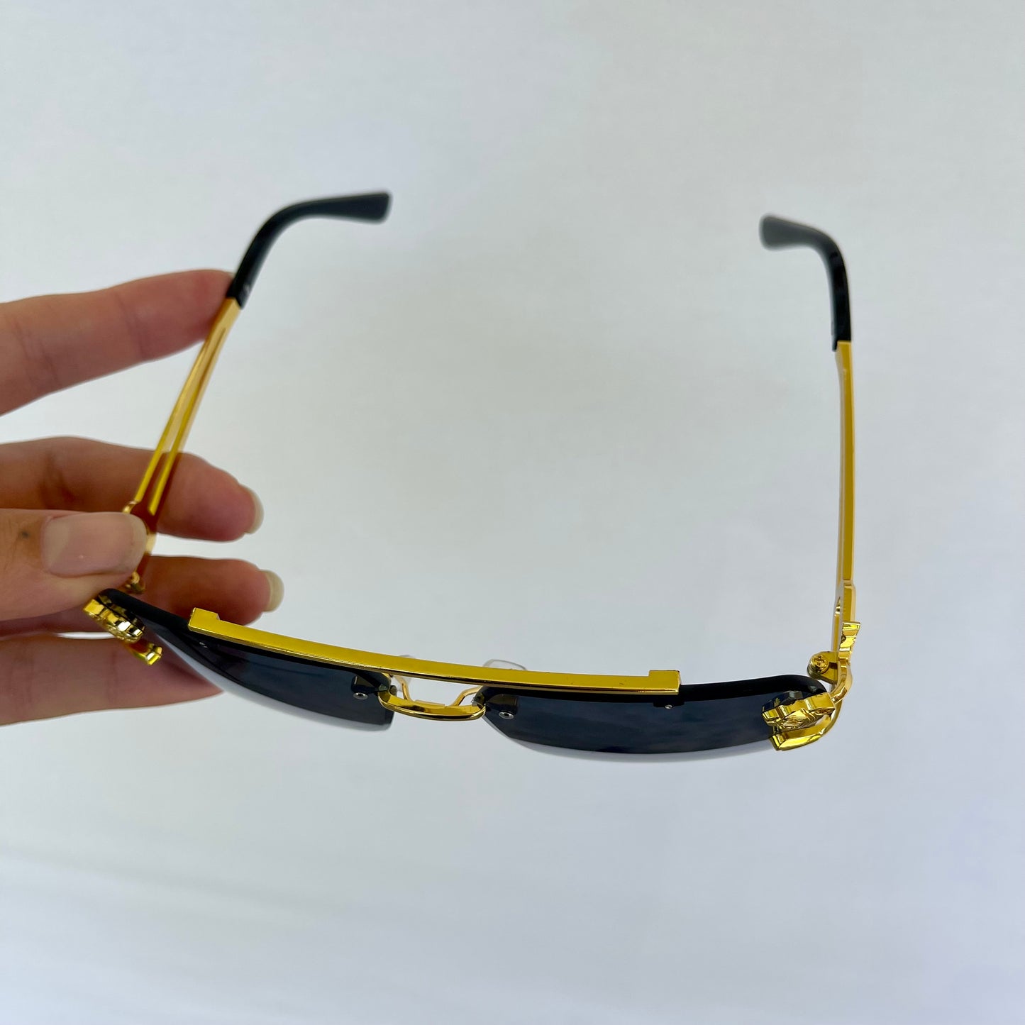 BLACK LENSE GOLD TIGER DETAIL SUNGLASSES