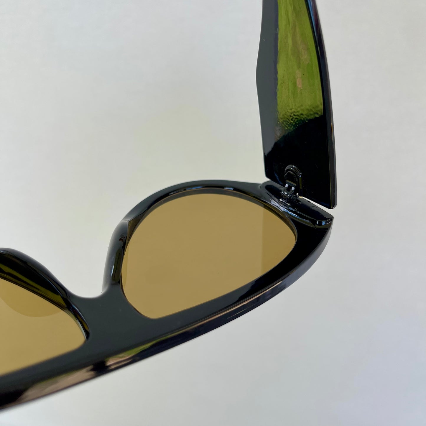 BLACK LARGE LENSE GOLD DETAIL SUNGLASSES