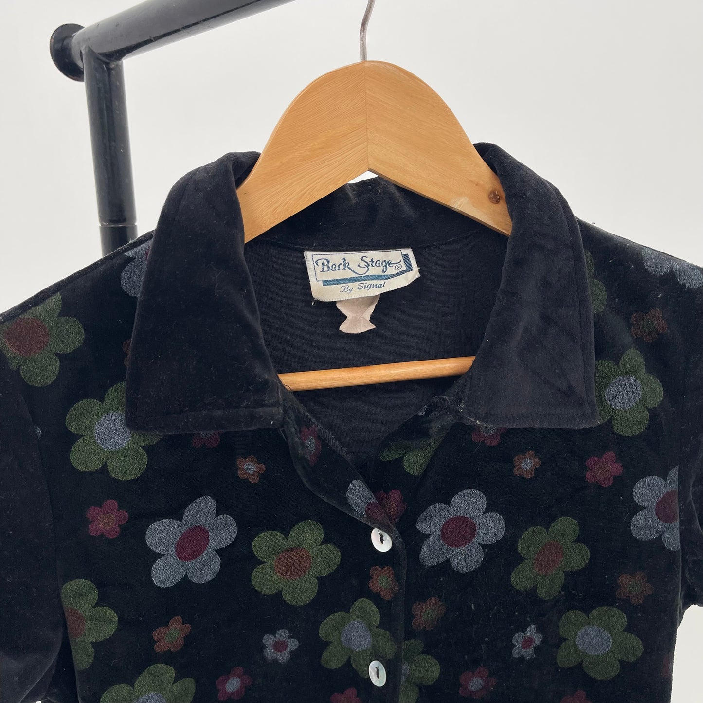 VINTAGE LATE 60s MOD BLACK FLOWER VELOUR BUTTON TANK
