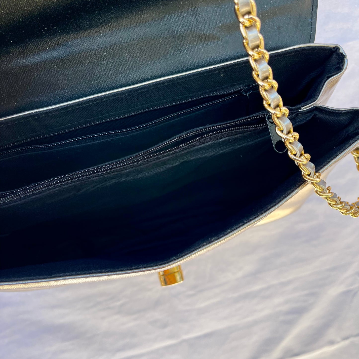 VINTAGE 80s METALIC GOLD HANDBAG