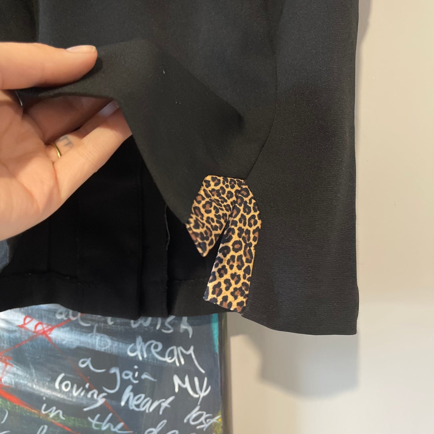 VINTAGE 80s BLACK STRUCTURED SHIRT SLEEVE BLOUSE WITH LEOPARD + BACK BUTTON DETAIL
