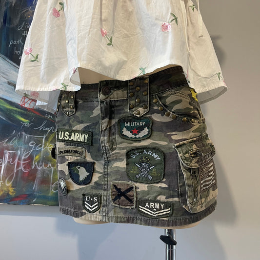 VINTAGE Y2K MILITARY LOWRISE MINISKIRT WITH ARMY PATCHES