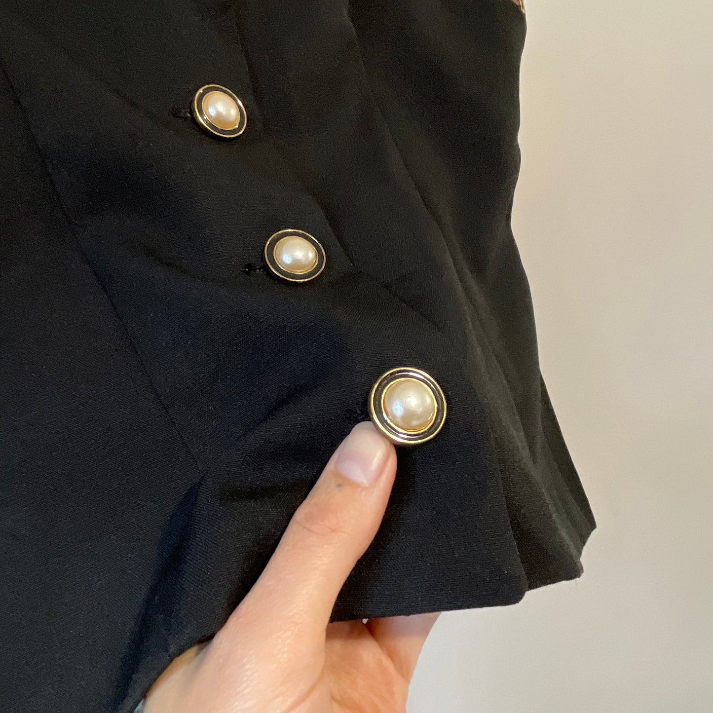 VINTAGE 80s BLACK STRUCTURED SHIRT SLEEVE BLOUSE WITH LEOPARD + BACK BUTTON DETAIL