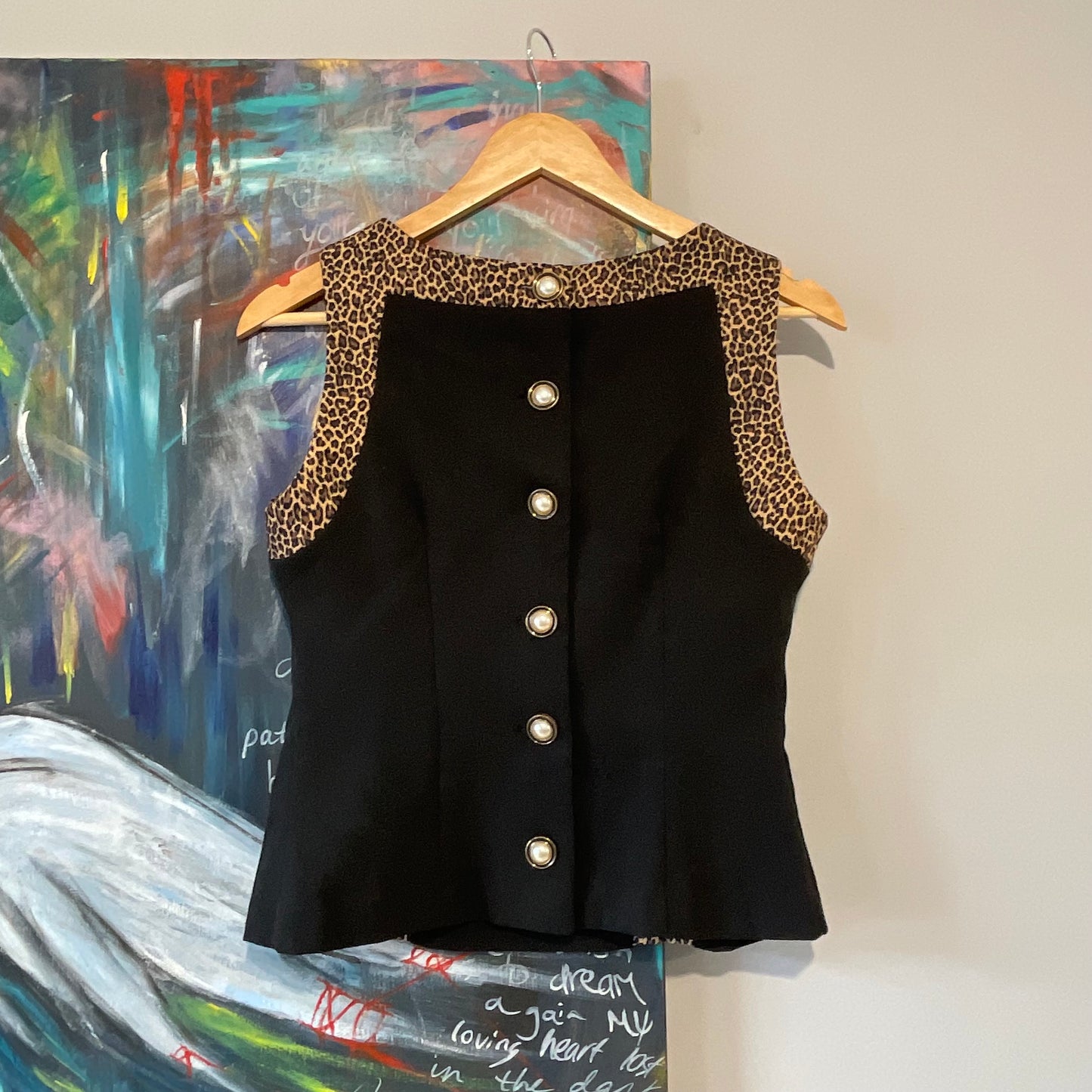 VINTAGE 80s BLACK STRUCTURED SHIRT SLEEVE BLOUSE WITH LEOPARD + BACK BUTTON DETAIL