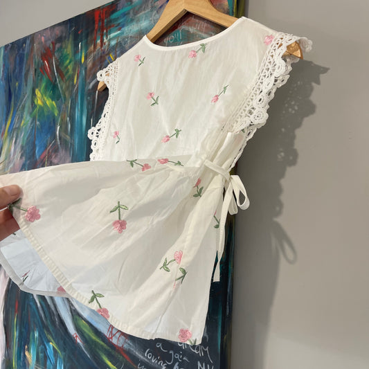 VINTAGE Y2K FLORAL EMBROIDERED WHITE PEPLEM TOP
